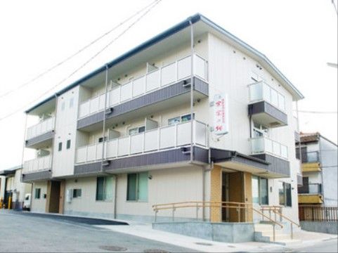 建物の外観。エントランスには、車椅子をご利用の方にも出入りがしやすいようにスロープが設けられている。