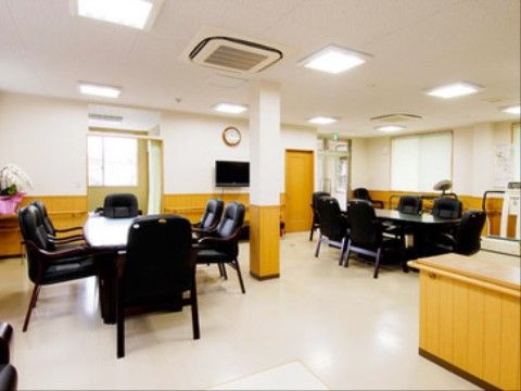 入居者様に自由にご利用していただける共有スペースには、広めのテーブルと椅子がゆとりを持って配置されている。