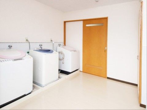 常に清潔さを保っている洗濯室。洗濯機は、入居者様全員の衣類の洗濯を滞りなくこなせるだけの台数を設置している。