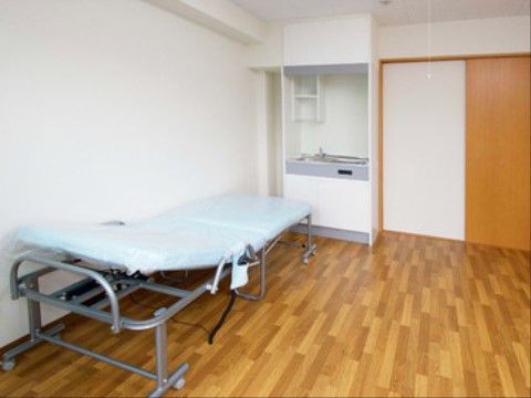 入居者様の居室には、コンパクトなキッチンも完備している。ベッドも完備されており快適な生活を送っていただける。