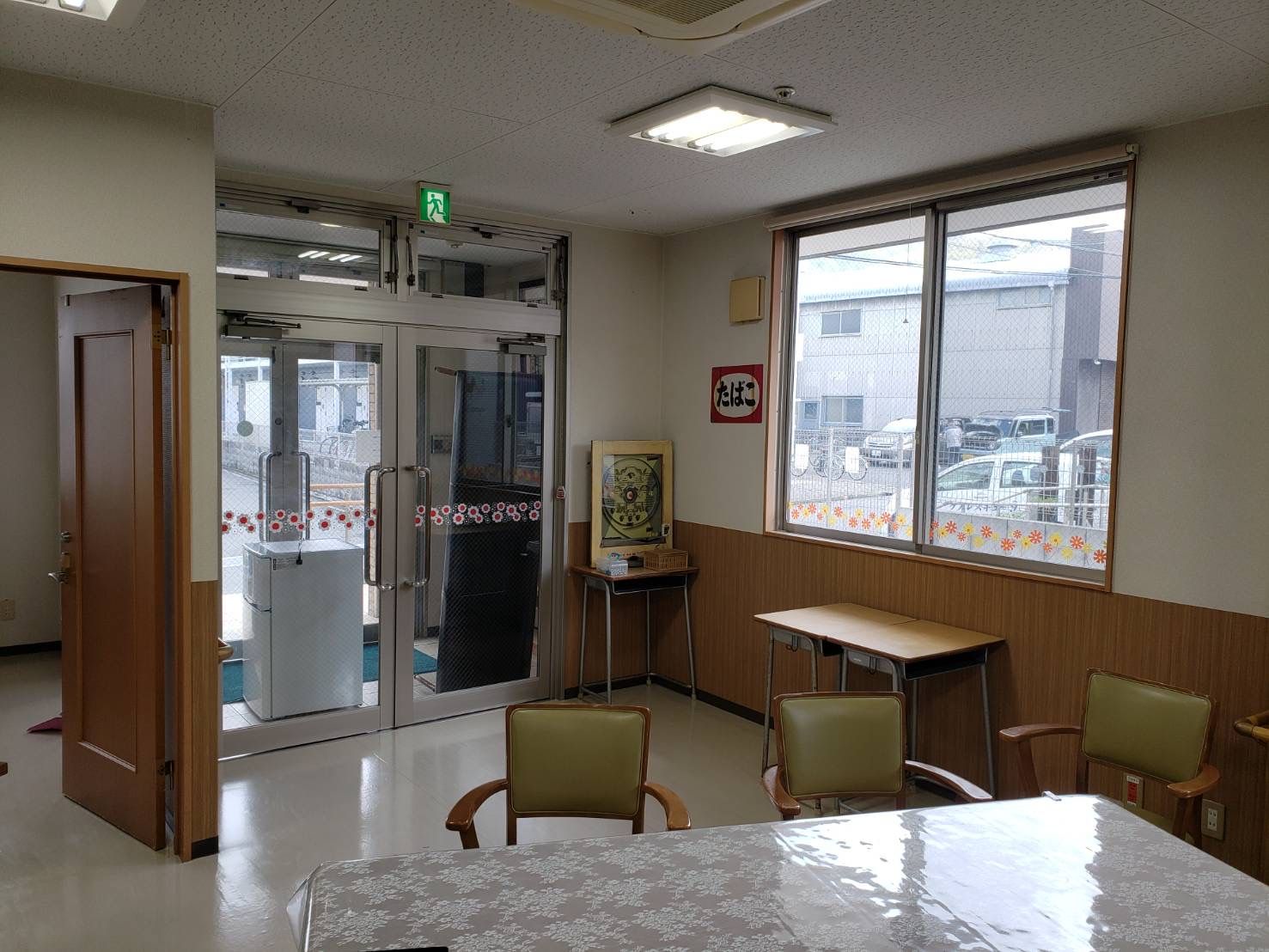 明るい室内の出入口
