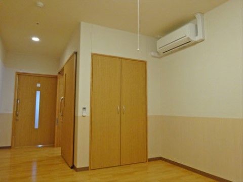 スペースが広めの居室があり、好きな家具を自由に配置することができる。またエアコン、収納、トイレが備わっている。