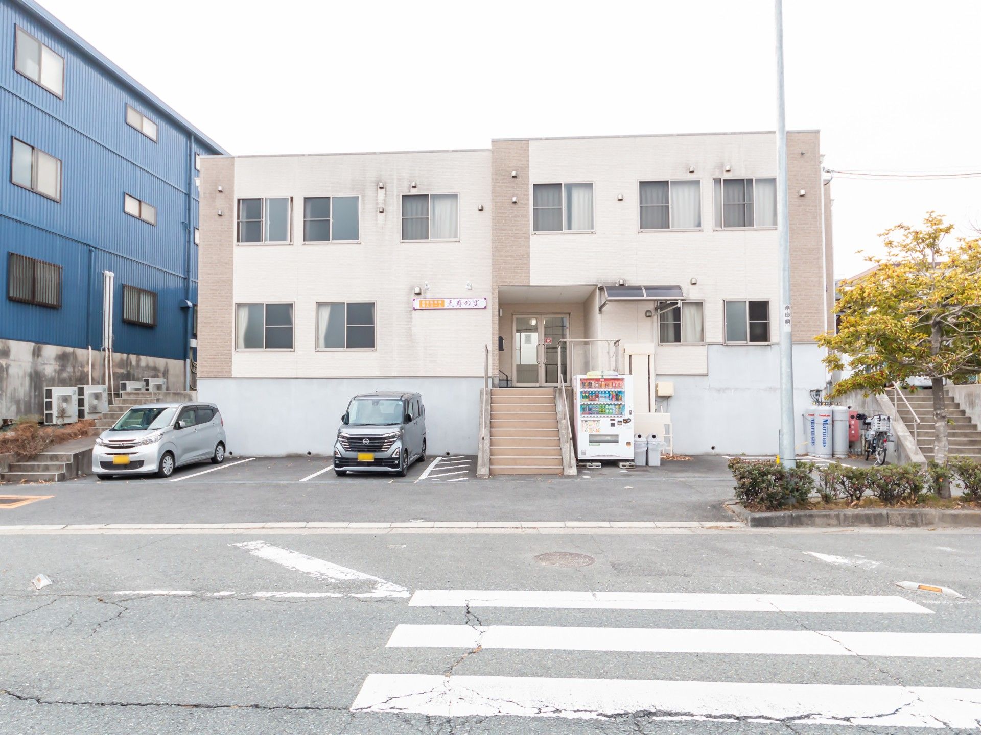 車椅子に座っている高齢男性と寄り添う女性