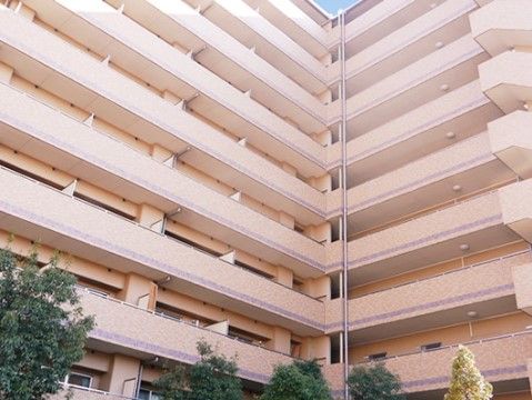 明るく外壁タイルが輝く外観は、高齢者様向けの施設というよりは、瀟洒な一般向けマンションのような落ち着きを感じさせる。