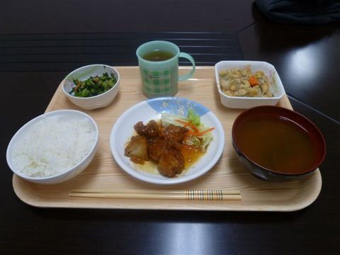 ごはん、汁物、3種類のおかずの並んだ、バランスの良い食事