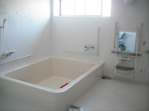 浴室の上の部分に窓があり、光を取り入れて換気もできる。浴槽は広いので、数人で入浴することができる。壁には手すりや呼び出しボタンが付いている。