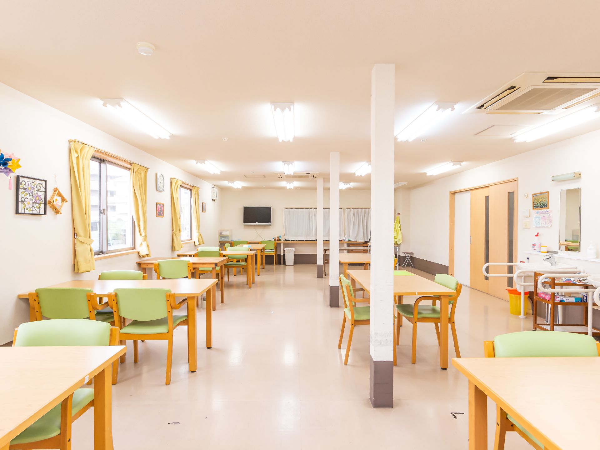 窓が設置された共有スペース