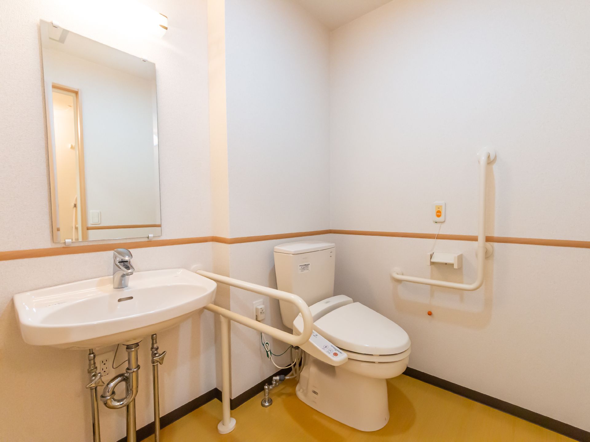 両サイドに手すりが設置されたトイレ