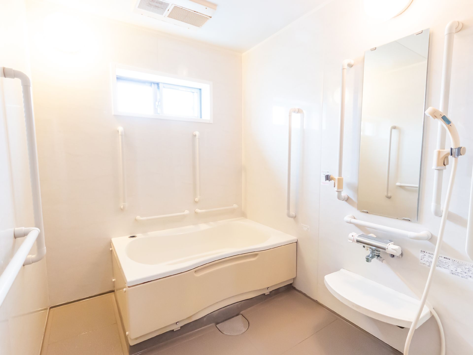 多くの手すりを設置している浴室