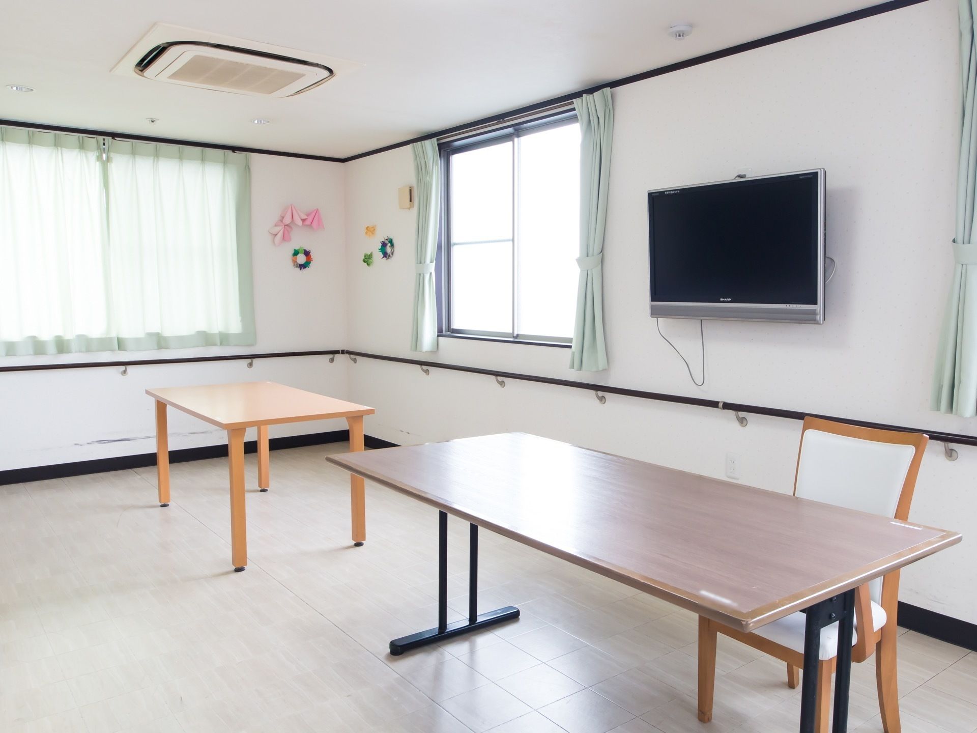 天井に埋め込み式のエアコンが設置された、快適に過ごすことができるスペースである。壁にはテレビが取り付けられている。