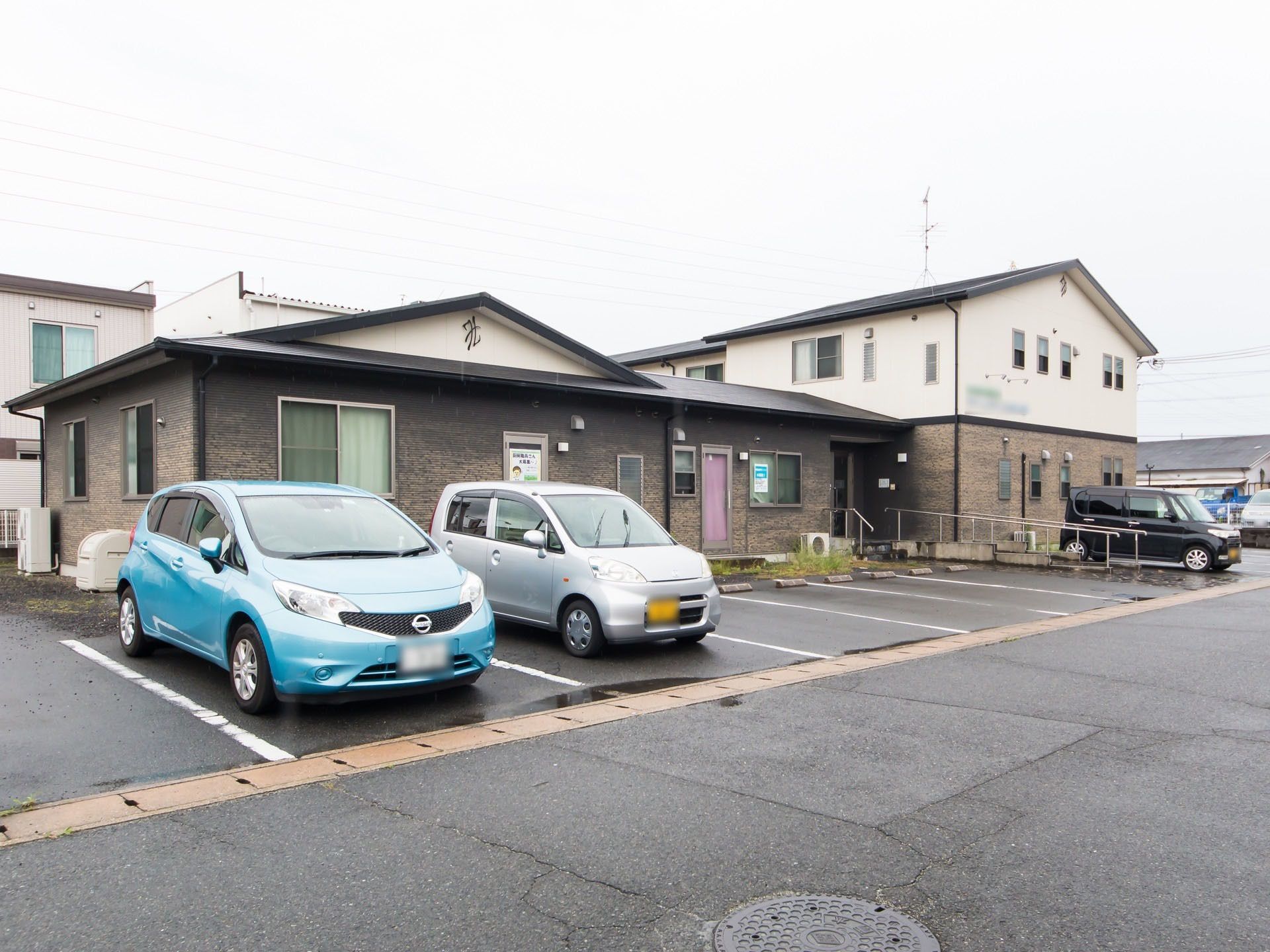 施設はベージュ色とダークブラウン色が基調となった建物である。広い敷地の中に建っており、大きな駐車場を備えている。