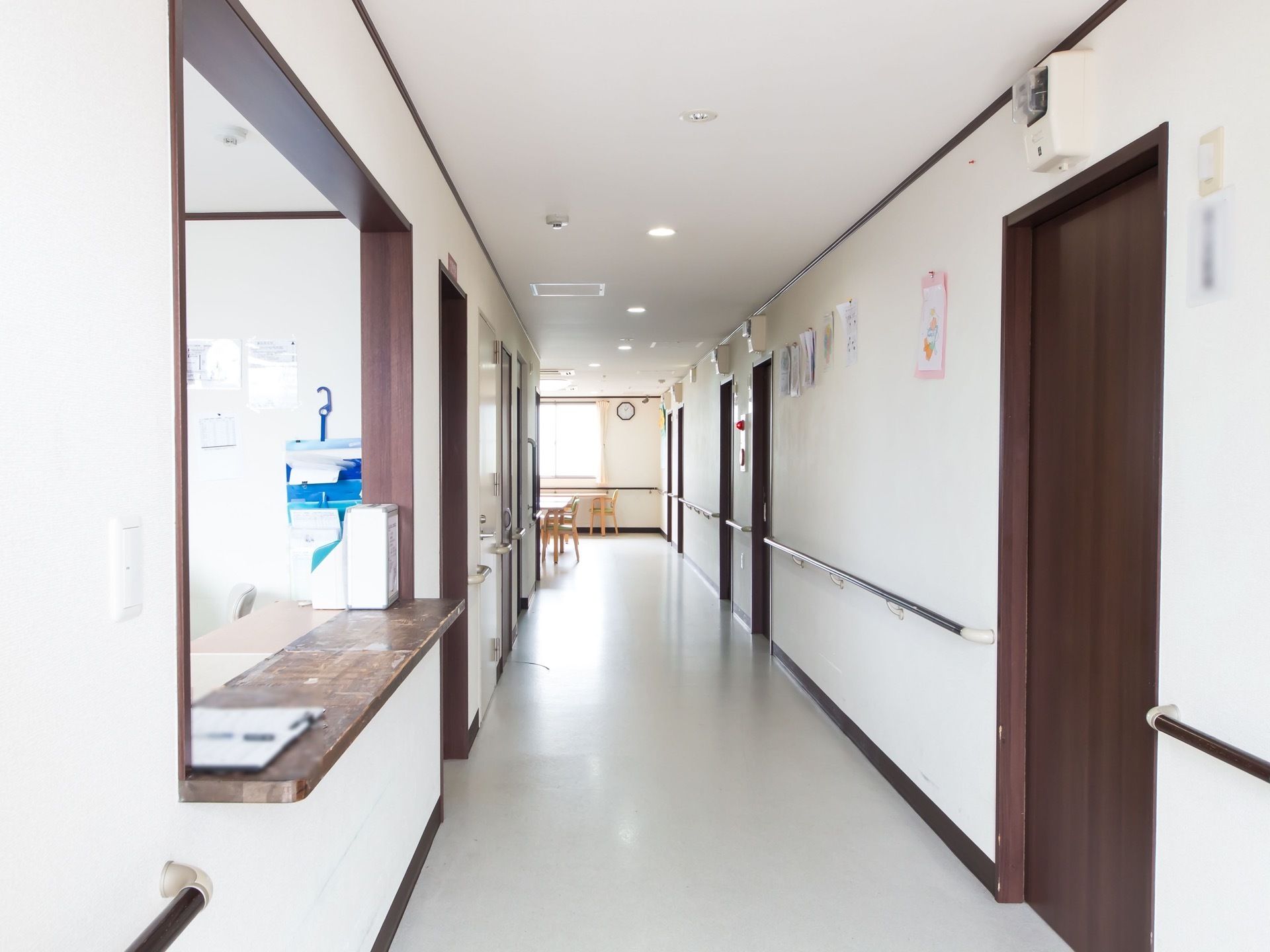 通路の左側にカウンターが設置されている。突き当たりは広くなっており、テーブルや椅子が置かれているのが見える。