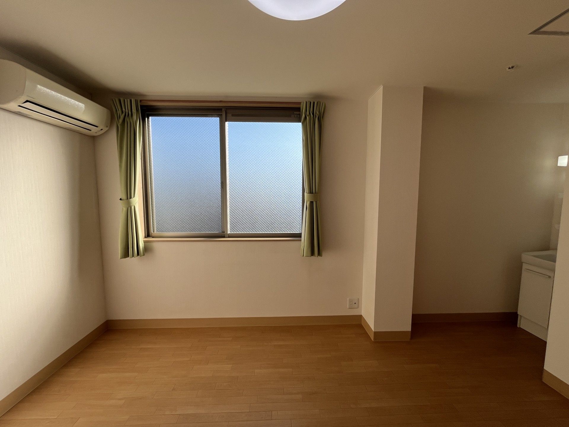 窓際の明るい部屋