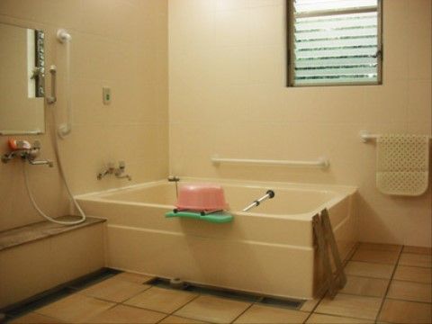 浴室にはジャロジー窓が設置されている。浴槽側の壁には手すりがある。浴槽内にはシルバーのバーが取り付けられている。