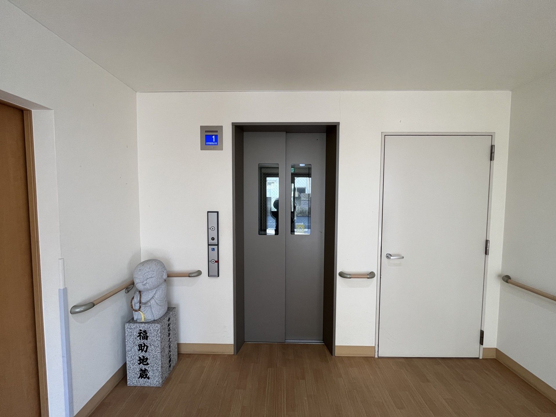 エレベーター前の廊下