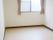 床から天井に至るまで、ほとんど白色で構成された部屋。大きめの窓についているカーテンのみうすい茶色になっている。