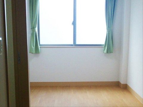 大きな窓から日の光がたっぷりと入ってくる居室。段差がなく広い居室では、車椅子でもストレスなく過ごすことができる。