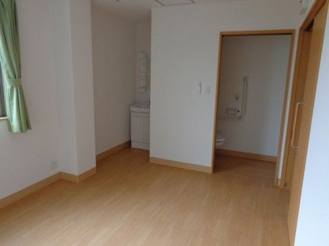 居室内に洗面台と手すりがついたトイレが備え付けられているため、快適に過ごすことができる。扉は引き戸になっている。