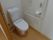 居室内のトイレは、動作がスムーズに行えるように手すりが設置されている。また、気分が悪くなった時のために、非常呼出ボタンが設置されている。