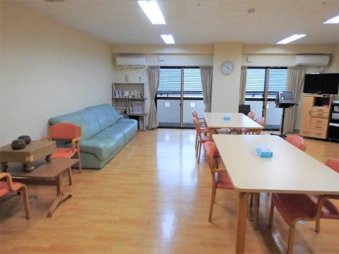 エアコンが２機設置され、カラオケや囲碁などの趣味も楽しめる広いリビングルーム
