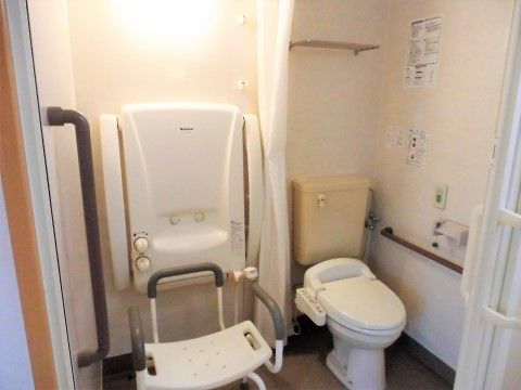 バリアフリー設計のトイレには、車椅子をご利用の方がお使いになれるスペースを設けているのが特徴である。