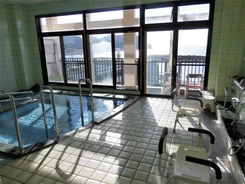 海を臨む景色が魅力的な大浴場には、シャワーチェアも用意してあるので、快適にシャワーを利用できる。お湯に入る時には、スロープもある。