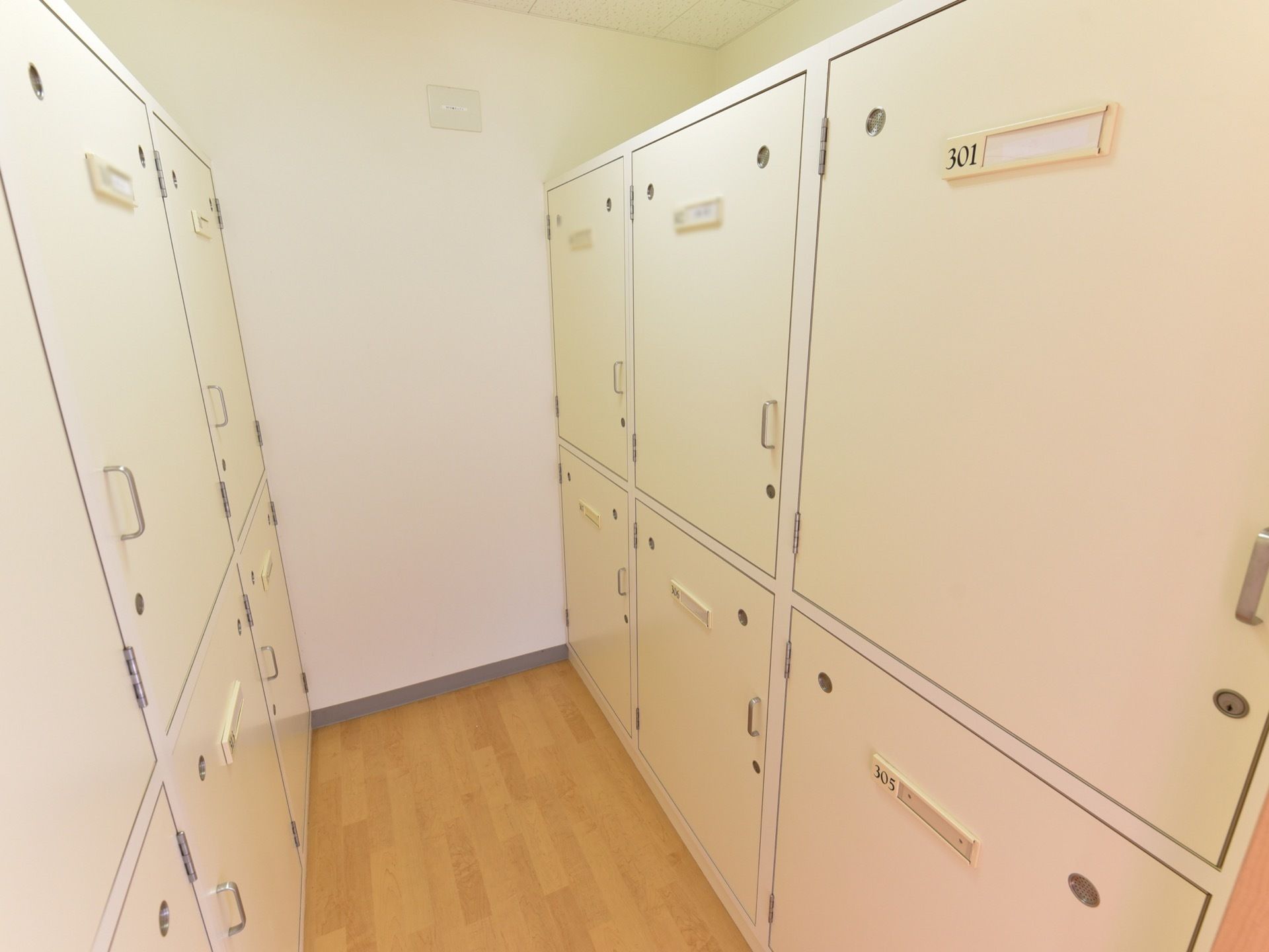 各ロッカーには部屋番号が振られており、その部屋に対応した入居者の私物を収納する。鍵を使い施錠することができる。