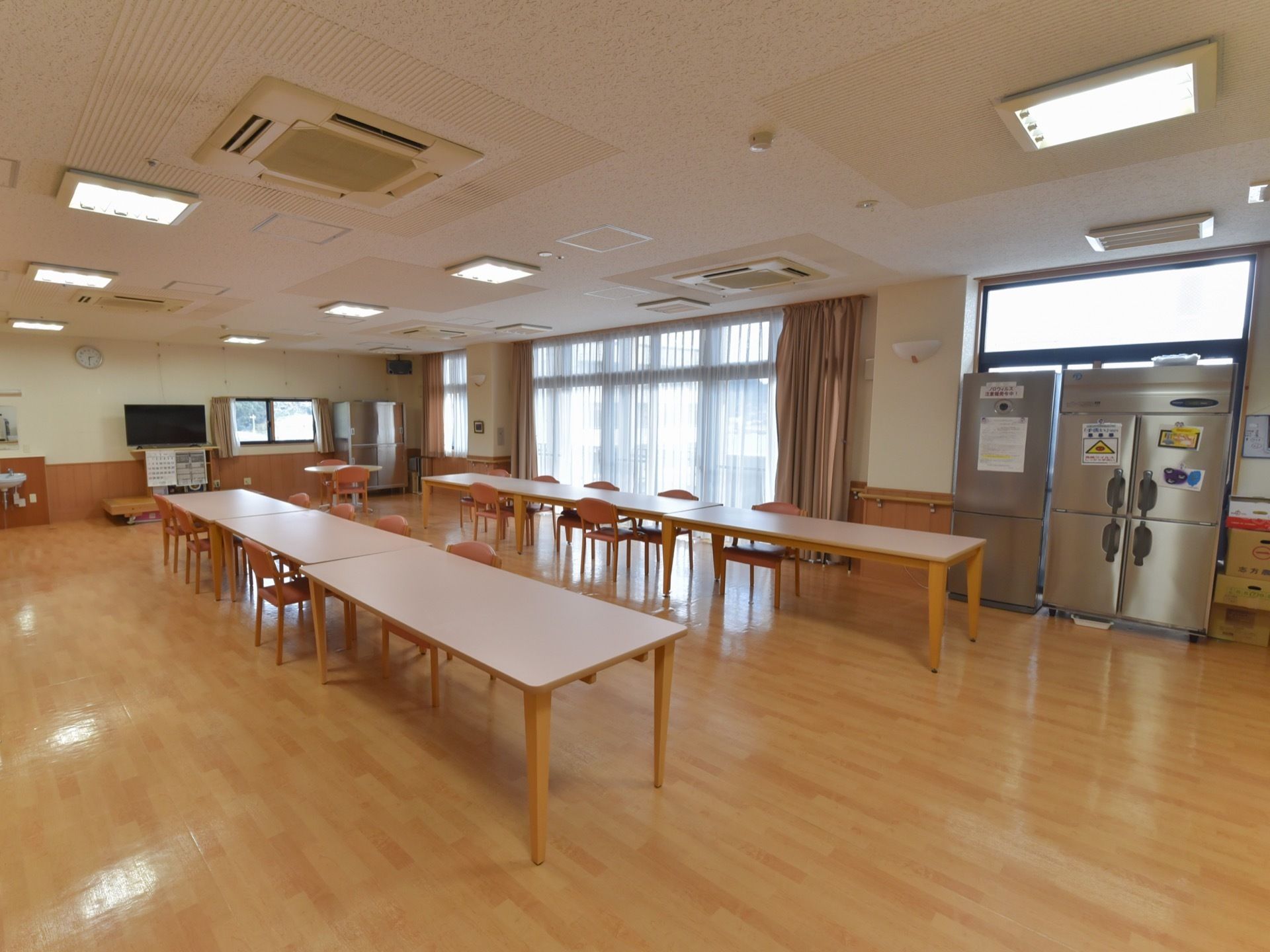 キッチンが併設されている食堂。介護スタッフが歩くために、座席の間に余裕のあるスペースが確保されている。