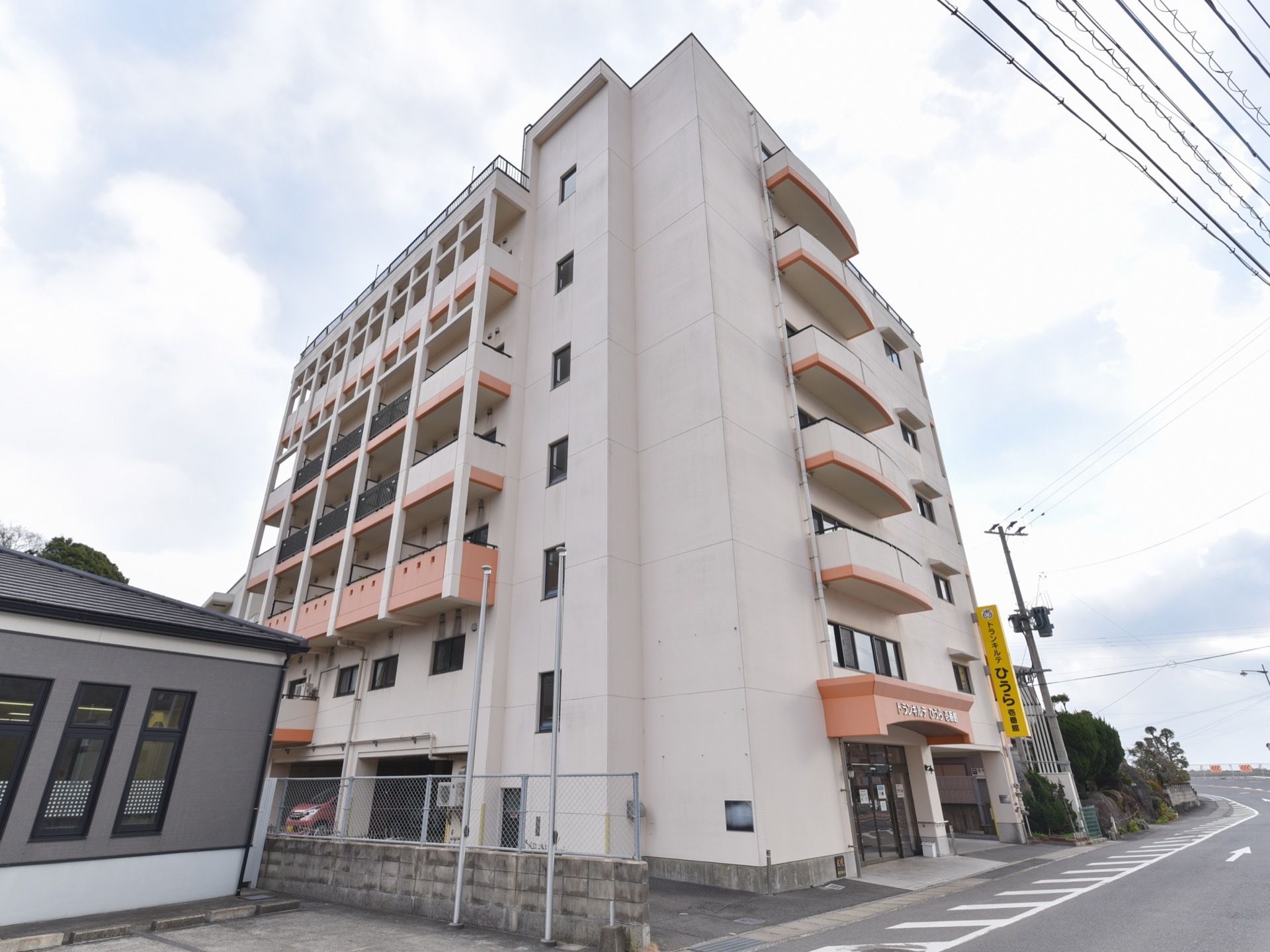地上６階建てのマンションタイプの建物。周囲に眺望を遮るものはないため、各居室のベランダからの景色は良好になっている。