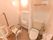広く清潔感のあるトイレになっている。壁には手すりを設置しており、安全に利用することができる。出入り口はスライド式の扉になっている。