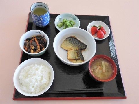 厨房で作られる食事は、調理中の香りから楽しめるため、より食欲をそそる。ボリューム調整も可能で、個人に合った食事がいただける。