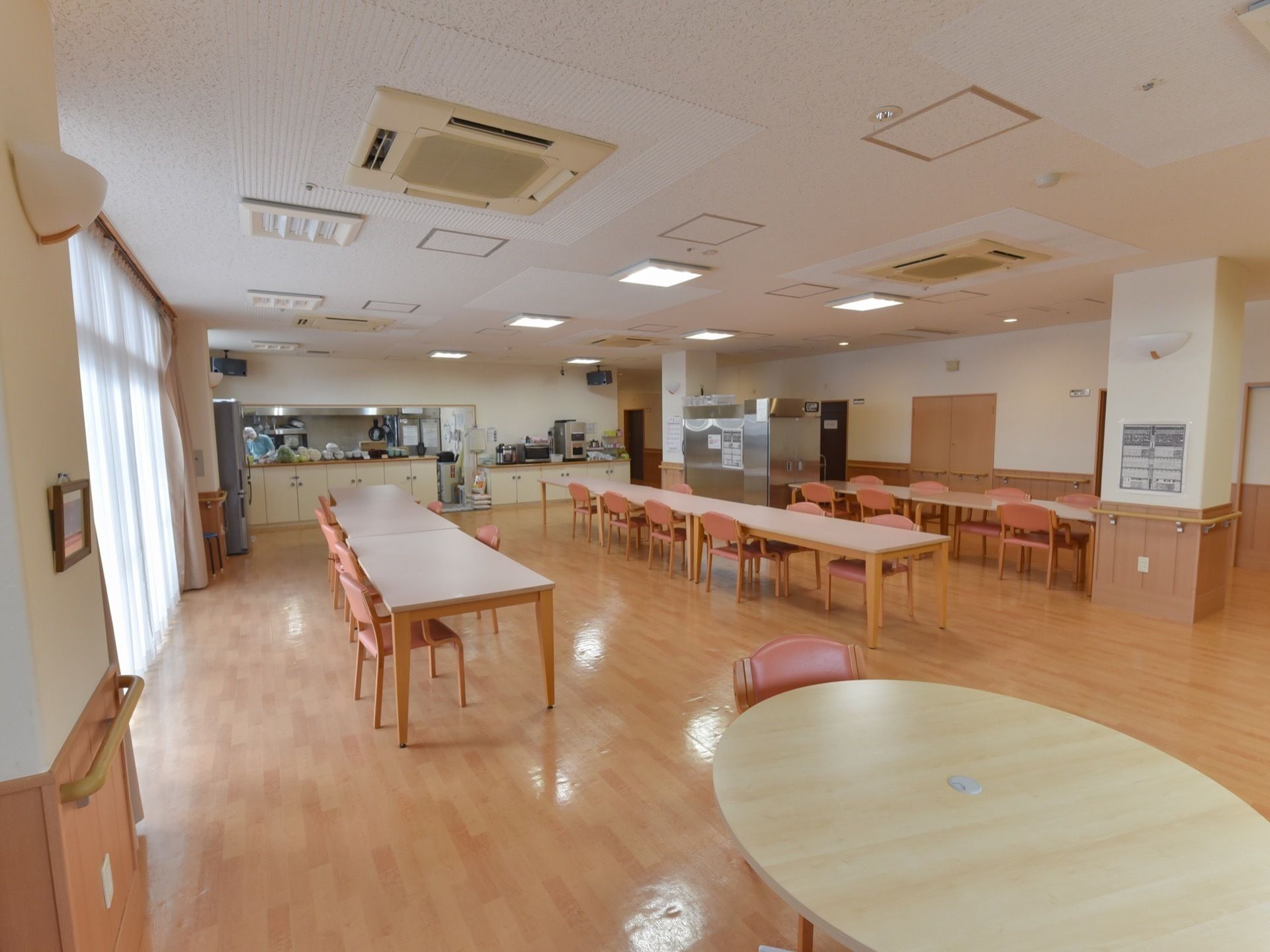 正面がカウンターキッチン、その横にコーヒーメーカーなど食事に必要な備品が揃えられたダイニングルーム