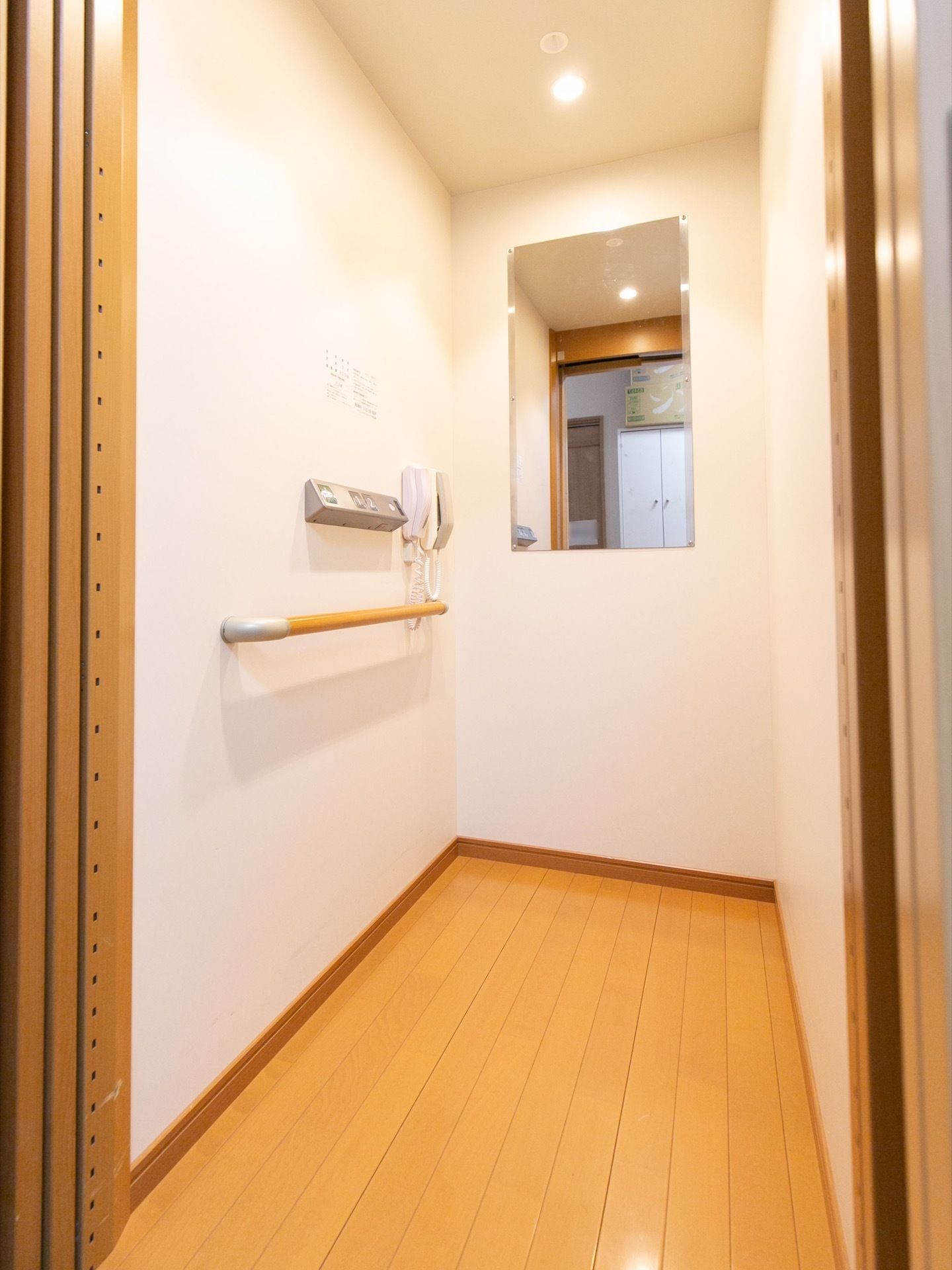 床はフローリングが施されている。壁には鏡が設置されており、手すりが備え付けられている。呼び出しの電話がある。