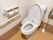 トイレには温水洗浄便座機能がついている。壁に２つ並んだペーパーホルダーと手すり、緊急コールが設置されている。