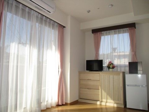 「ロイヤルレジデンスあざみ野」の居室。エアコンを完備している。