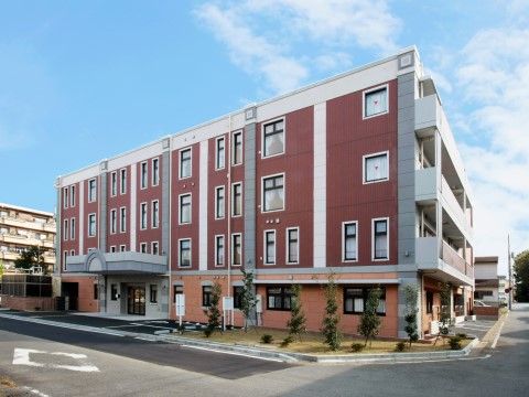 「ロイヤルレジデンスあざみ野」の外観。茶系の落ち着いた色合いの建物。