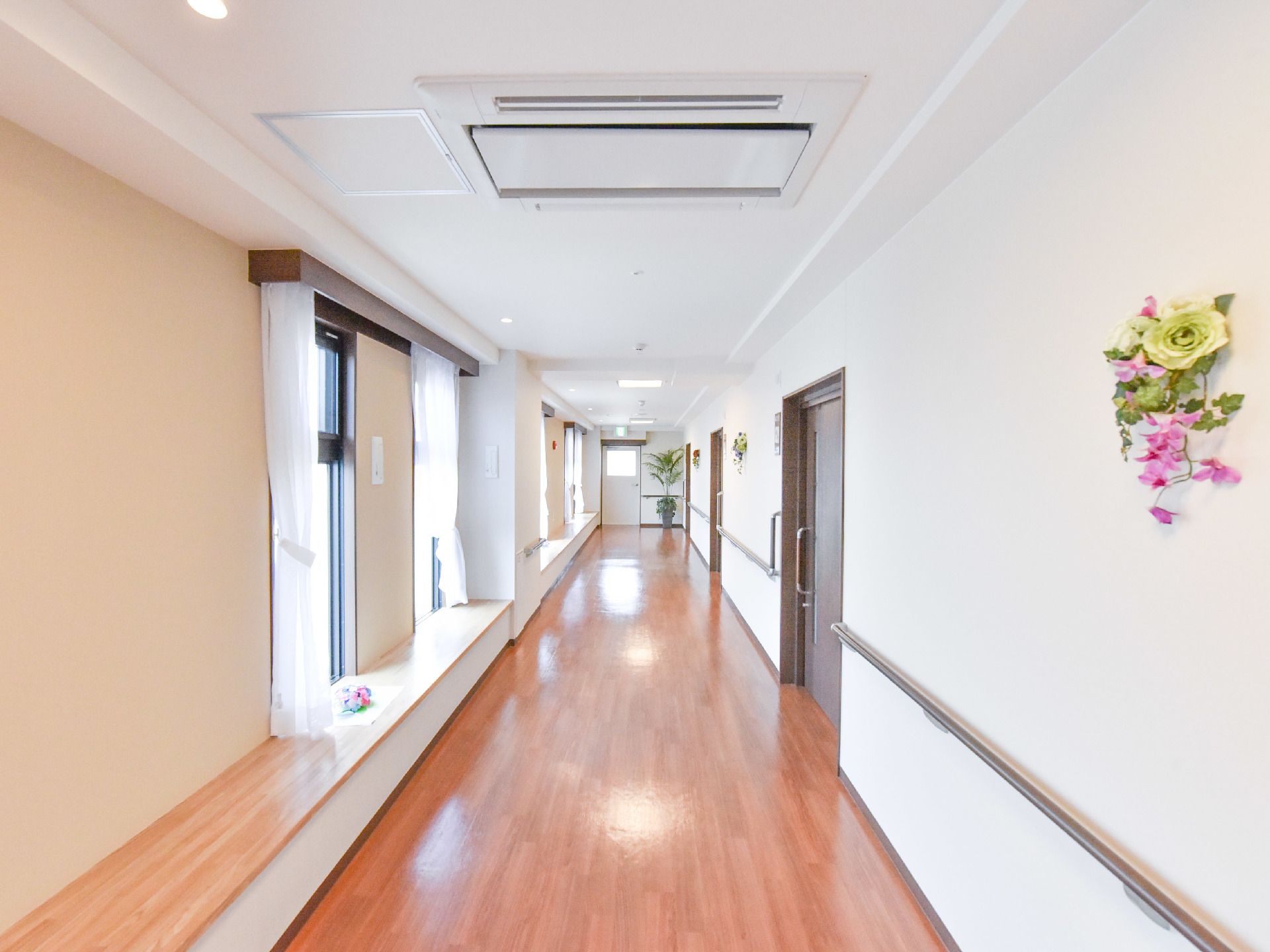 片方が窓で、もう片方が部屋になっている。ベンチの様で、置物置いて飾ったりすることができる。壁に手すりがあり、歩行がしやすくなっている。