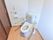 フローリングの床でできているトイレには、背あてと手すりがとりつけてあり、腰かけながら非常用ブザーを鳴らすことができる。