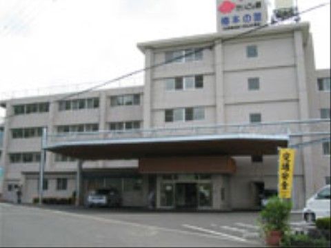 施設の建物は５階建ての大きな建物である。出入口の前には大きな屋根があり、すぐそばに駐車スペースも確保されている。