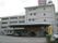 施設の建物は５階建ての大きな建物である。出入口の前には大きな屋根があり、すぐそばに駐車スペースも確保されている。
