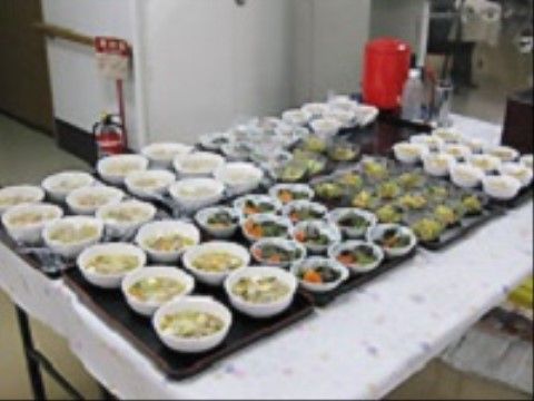 煮物、お浸し、デザートなどが所せましとお盆に並べられたテーブル