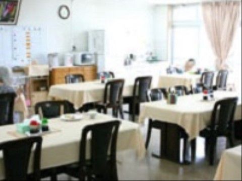 食堂に設置されているテーブルセットは、4人がゆったり腰掛けられる椅子やテーブルで、白いテーブルクロスが掛けられている。