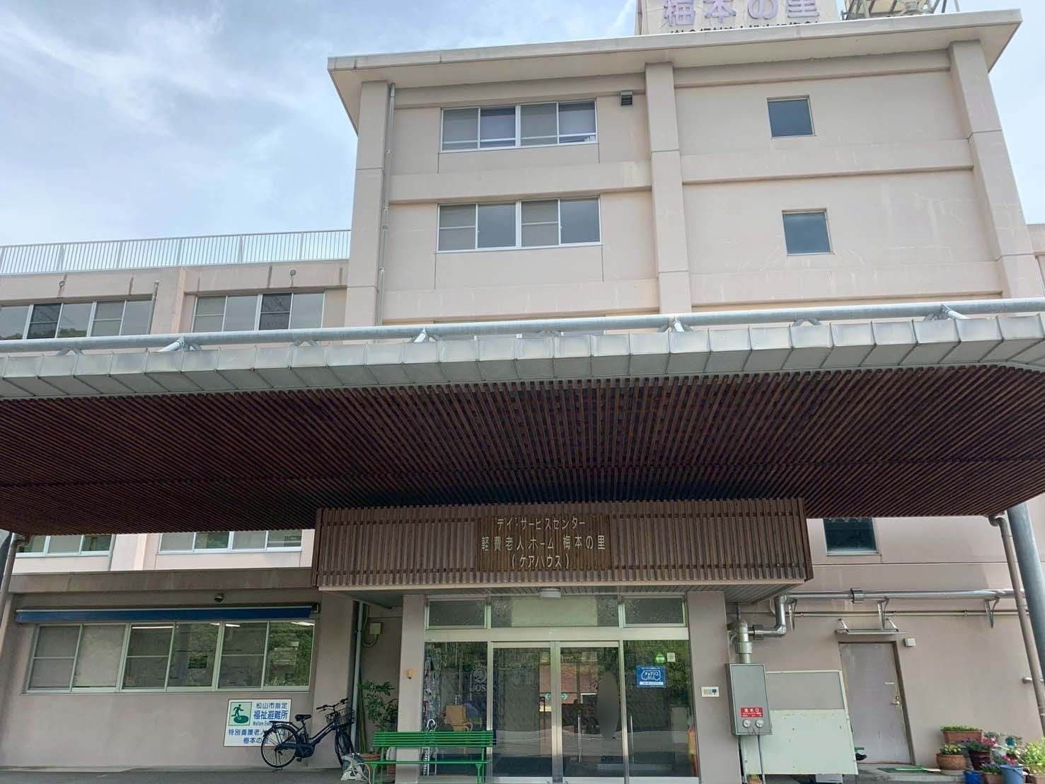 建物の正面玄関