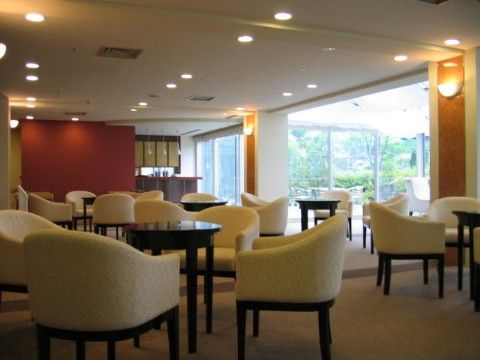 「シニア町内会 癒しのまくはり館」のメインロビー。ホテルのロビーと変わらないようにしている。