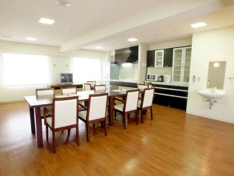 「シニア町内会 癒しのまくはり館」のユニット共同リビング＆ダイニング。スタッフが常に掃除を心がけている。