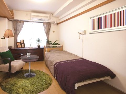 「シニア町内会 癒しのまくはり館」の居室。春夏秋冬、エアコン一つで適温が守られる。