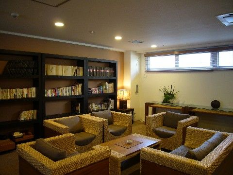 「シニア町内会 癒しのまくはり館」の図書室。本を読まれる方に、大量の本を置いている。