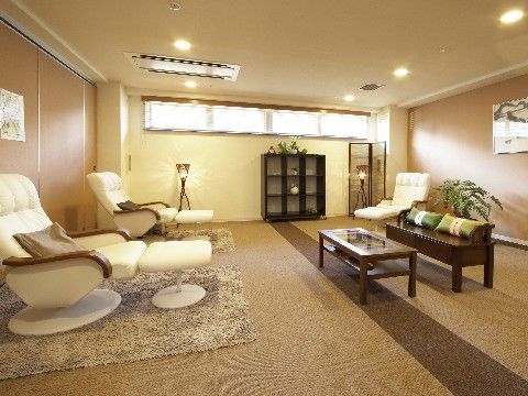 「シニア町内会 癒しのまくはり館」のリフレッシュルーム。外光を入りやすくするべく、小窓を設置している。