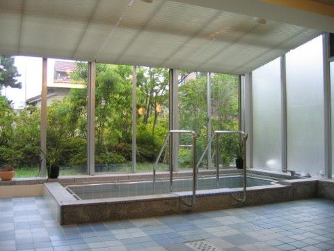 「シニア町内会 癒しのまくはり館」の大浴場。浴槽が広く手足を伸ばせる。