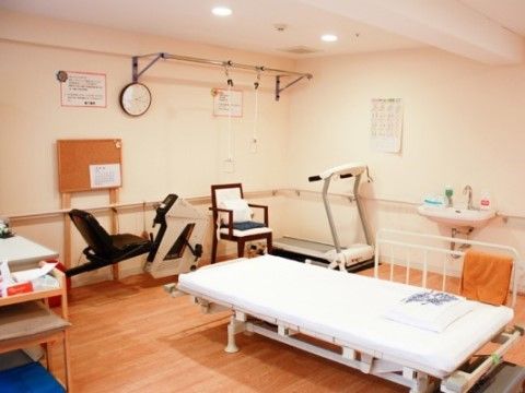 「シニア町内会 癒しのまくはり館」の機能訓練室。リハビリ器具を複数用意している。